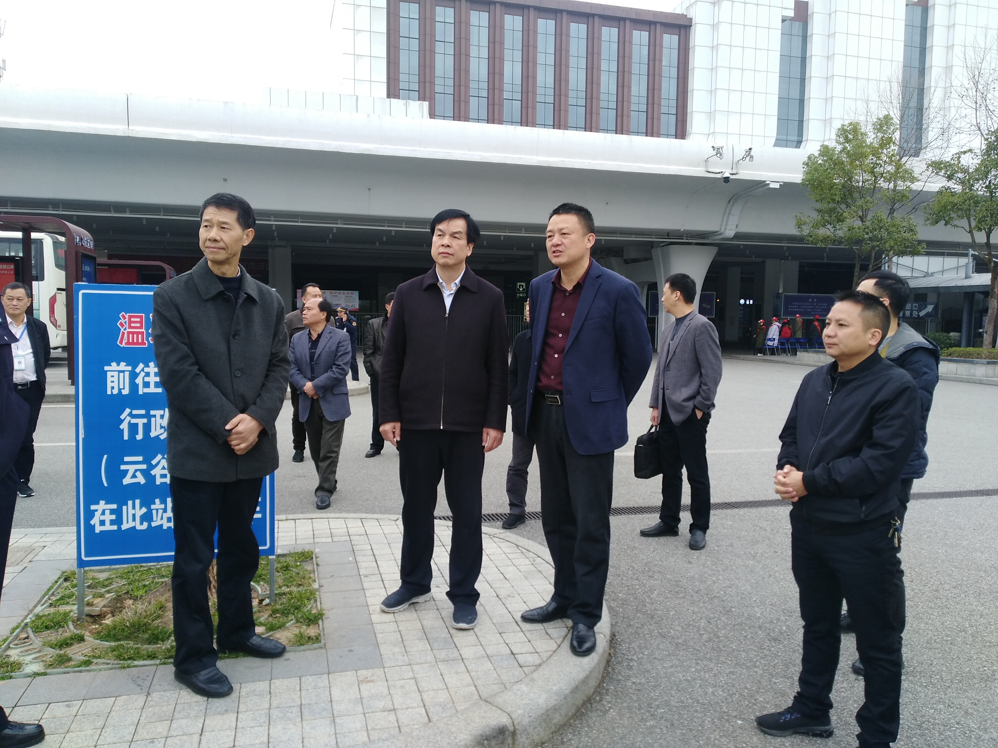 南平市政府副市长梁廉荣到武夷交发公司检查春运工作